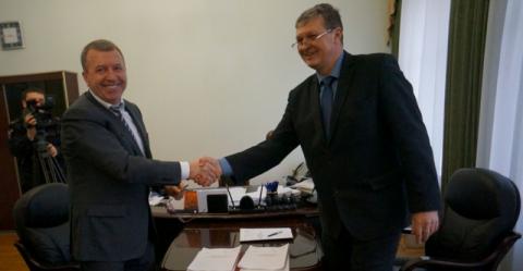 Генерал Бородин и лидер профсоюза госучреждений Свердловской области Станислав Тулуман подписали соглашение о сотрудничестве